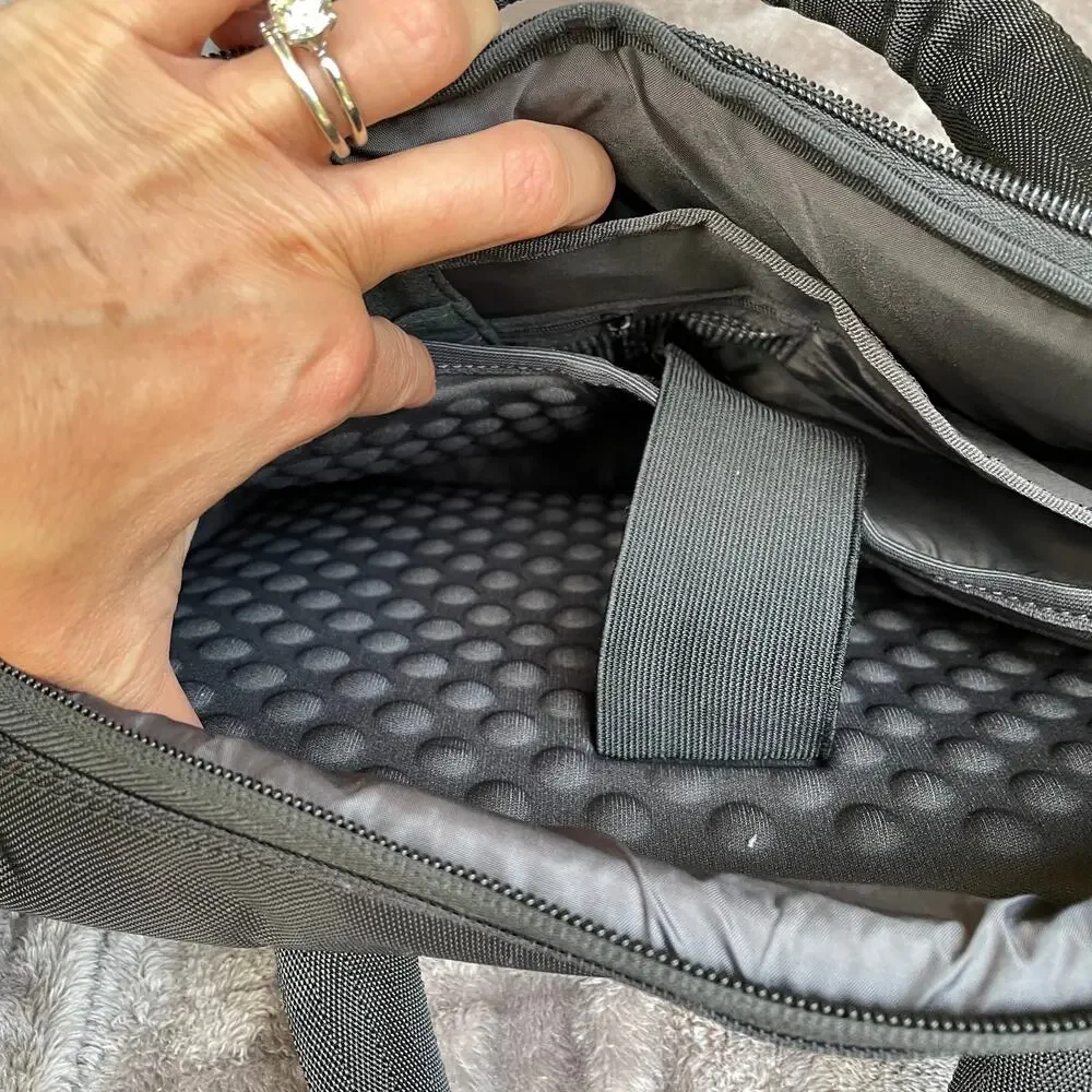Dell Laptop Computer Bag Padded Compartments Shoulder Strap Handles Holds 15”